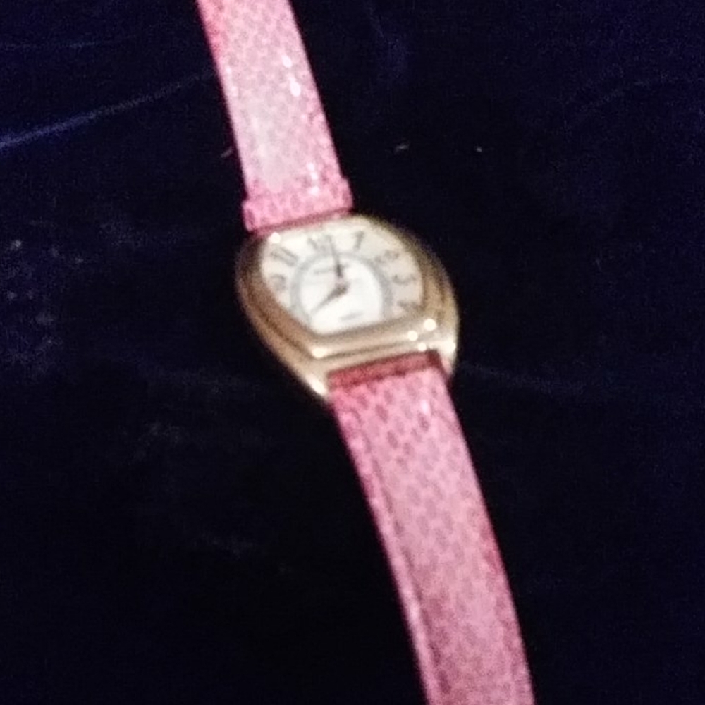 Gossip watch. Rose color.